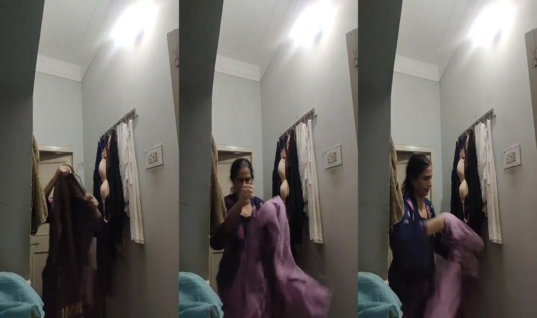 Desi lady changing clothes video